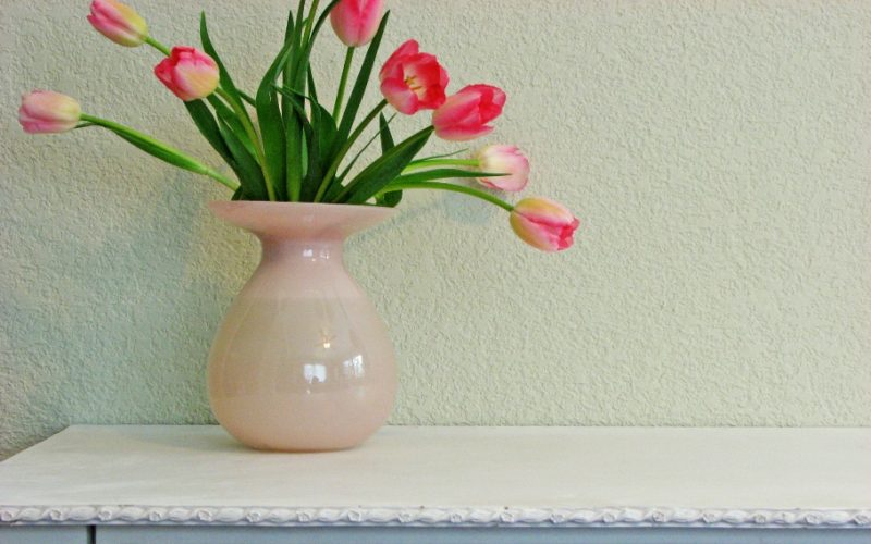 Shabby table and tulips